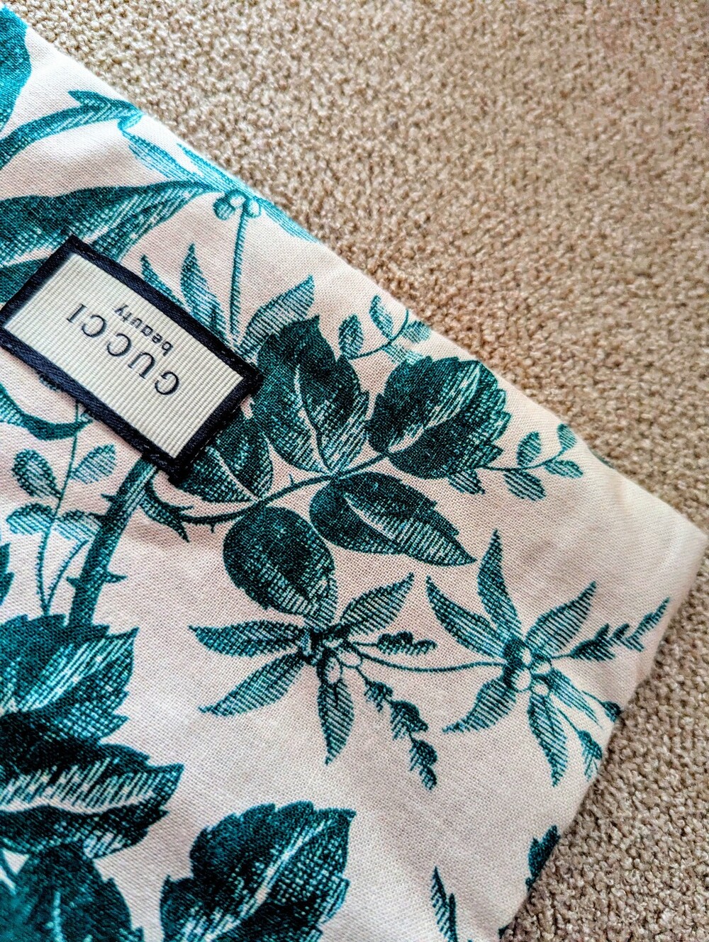 GUCCI Beauty Satin Cosmetic Pouch in Teal - Picture 4 of 6